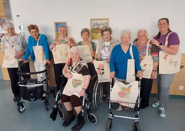 Im Haus Sebastian wurden 100 Stoffbeutel für Notfallmamas gestaltet. | Foto: Haus Sebastian