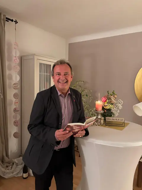  Ein weiteres Highlight des Abends war die Buchpräsentation und Lesung „Lass uns das Leben üben“ von Dr. Manfred Greisinger, der mit seinen humorvollen und tiefsinnigen Texten die Besucher begeisterte und anschließend sein Buch signierte.