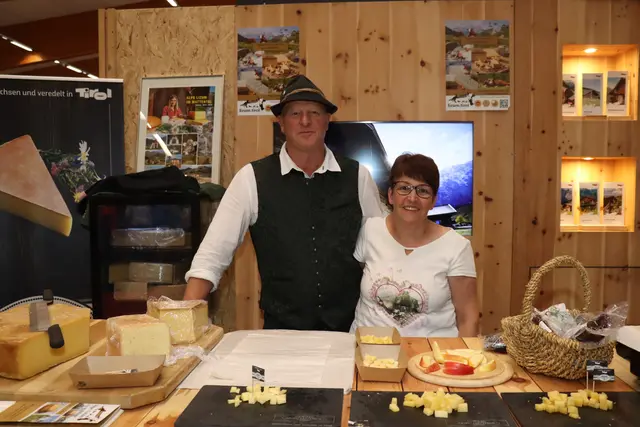 Käseverkostung bei Michael und Karoline Nock von der Alpe Lizum Wattental. | Foto: Kendlbacher