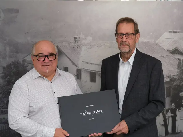 Bernhard Gritsch erhielt vom scheidenden Dorfchronist Ludwig Auer die Diplomarbeit von Gina Hackl überreicht