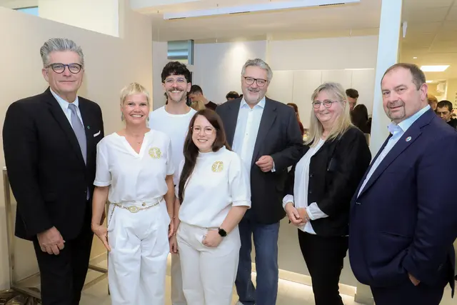 Eröffnungsfeier beim neuen PVE: Martin Heimhilcher, Vorsitzender des Landesstellenausschusses der ÖGK in Wien, die Allgemeinmediziner Kerstin Wörther, Martin Wurz und Katja Schattauer, Stadtrat Peter Hacker (SPÖ), Susanna Michalek, Obfrau der Sektion Allgemeinmedizin in der Kammer für Ärztinnen und Ärzte in Wien und Bezirksvorsteher Alexander Nikolai (SPÖ) (v.l.). | Foto: Christian Fürthner