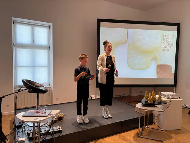 Vera Kopfauf und Paul von der Theaterfabrik Weiz moderierten. | Foto: Almer