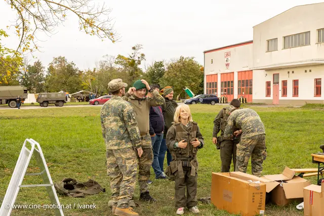 So eine Jacke ist ganz schön schwer, meinte Lukas. | Foto: www.cine-motion.at / Ivanek