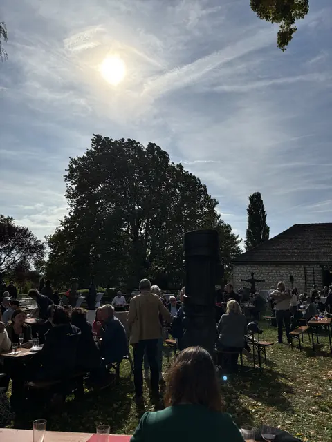 Wander Bertoni legte anscheinend ein gutes Wort beim Wettergott ein - die Sonne strahlte am Ehrentag des renommierten Künstlers.  | Foto: Barbara Babonitsch-Diewald