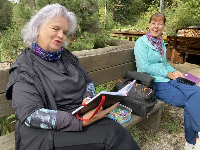 Michaela Geiger, auch Schauspielerin der Theatergruppe Trunk in Kalsdorf, beim Gedichtvorlesen. Re. Monika hört begeistert zu!