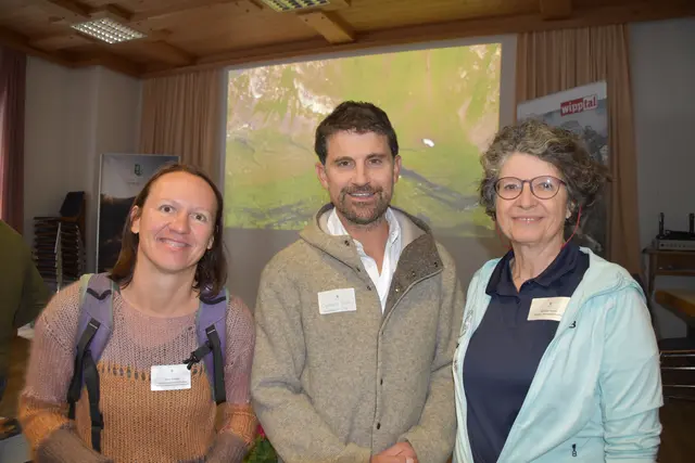 ÖAV-Generalsekretär Clemens Matt flankiert von den Schutzgebietsbetreuerinnen Anna Radtke (l.) und Kathrin Herzer (r.), die auch einen Vortrag zu den Schutzgebieten im Gschnitztal hielt. | Foto: Kainz