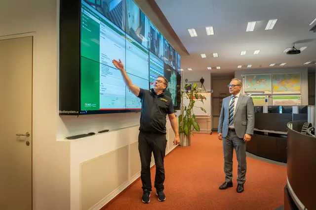 Günter Hohenberger (l.), Leiter der Landeswarnzentrale Steiermark, und Harald Eitner, Leiter des Katastrophenschutzes, gaben im Rahmen eines Hintergrundgespräches kürzlich Einblicke in die Funktionsweise des AT-Alert-Warnsystems.   | Foto: Land Steiermark