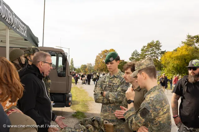 Neue Tarnanzüge und dazugehörige Rucksäcke etc. | Foto: www.cine-motion.at / Ivanek