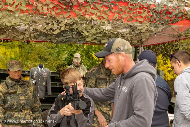 Martin probiert ein Granatgewehr unter Begleitung seines Vaters. | Foto: www.cine-motion.at / Ivanek