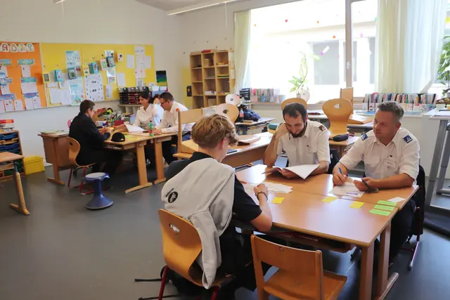 Die Florianis mussten sich an verschiedenen Stationen jeweils den Fragen von zwei Bewertern stellen. | Foto: Edith Ertl