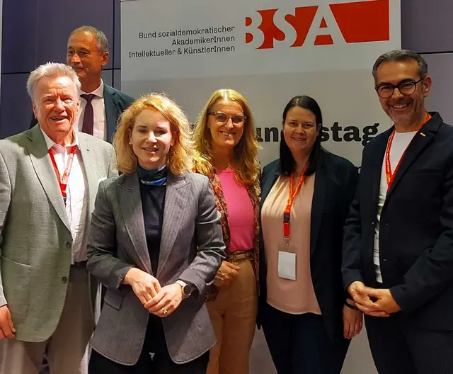 Zwischen Referat und Vernetzung:
v.l.n.r. Seniorenvertreter Günter Pfeistlinger, Andreas Mailath-Pokorny (hinten), Bundesministerin Eva-Maria Holzleitner, Staatssekretärin Ulrike Königsberger-Ludwig, Claudia Didl, Roland Mathiesl