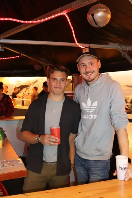 Thomas Kössler und Fabian Senn aus St. Anton am Arlberg machten am Samstag Bar-Dienst, beide sind Mitglieder der Arlbergpass Krampalar.  | Foto: Elisabeth Zangerl