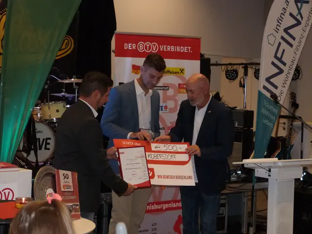 Auch über eine großzügige Geldspende vom ASKÖ durfte sich das Team des Tennisclubs Kobersdorf freuen.  | Foto: Vanessa Wittmann