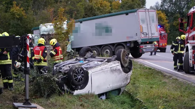 Aus bislang ungeklärter Ursache kollidierten ein Lkw und ein Pkw frontal. | Foto: DOKU NÖ