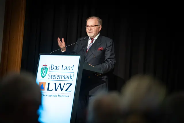 Der frühere Leiter der Fachabteilung für Katastrophenschutz und Landesverteidigung Kurt Kalcher erinnerte an die großen Herausforderungen der Vergangenheit, "aus denen wir gelernt haben". | Foto: Land Steiermark/Jesse Streibl