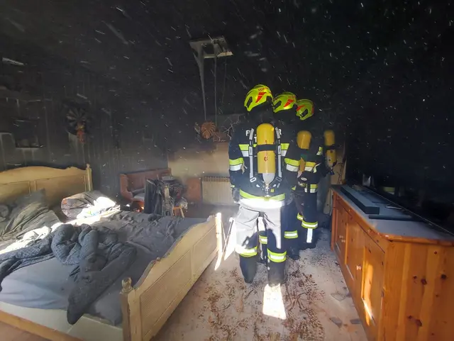 Im Schlafzimmer eines Wohnhauses in Tauka brach Freitagnachmittag aus noch ungeklärter Ursache ein Brand aus.  | Foto: Feuerwehr Tauka