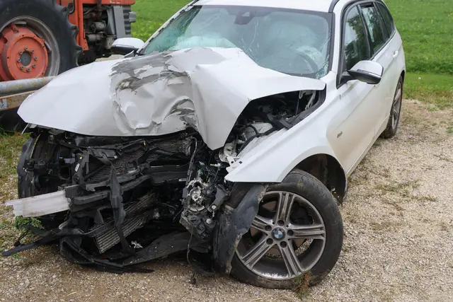 Alko-Unfall in Ried: Pkw prallt gegen Baum – drei Verletzte. | Foto: laumat/Matthias Lauber