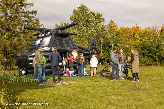 Black Hawk als Hüpfburg getarnt. | Foto: www.cine-motion.at / Ivanek