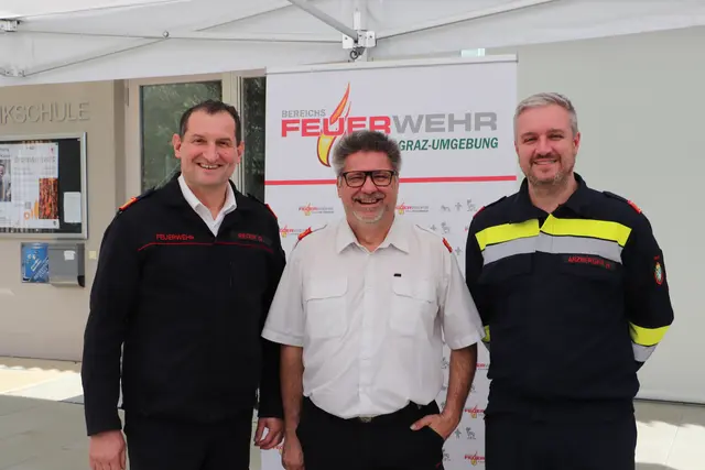 Gernot Rieger, Roland Hösele und Hubert Arzberger sind stolz auf die Absolventen des  Funkleistungsabzeichens in Bronze, die sich von Feuerwehren aus dem ganzen Bezirk dem Bewerb in Fernitz-Mellach stellten. | Foto: Edith Ertl