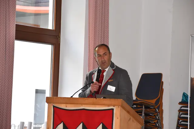 "Wir sind stolz darauf, uns Bergsteigerdorf nennen zu dürfen", so Bgm. Andreas Pranger in seiner Begrüßung. | Foto: Kainz