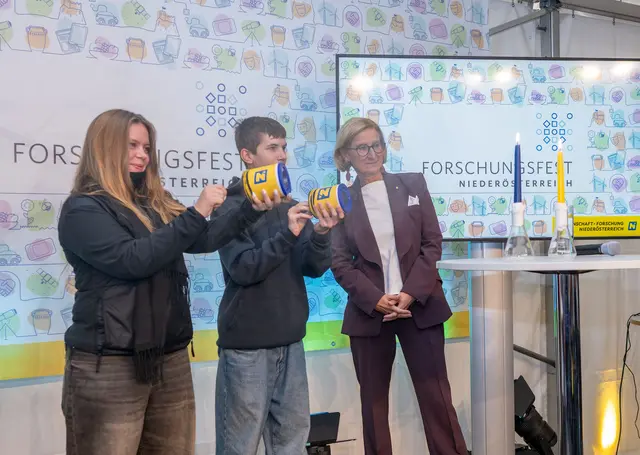Landeshauptfrau Johanna Mikl-Leitner mit Nina und Jakob beim Experiment „Feuer und Flamme für die Wissenschaft“. | Foto: NLK Filzwieser