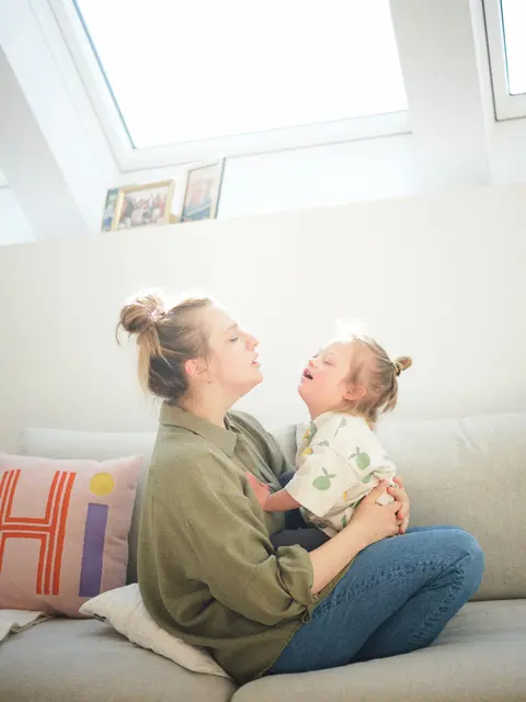 Mutter Valerie Schmeiser mit ihrem Sohn Emil. | Foto: Philipp Horak