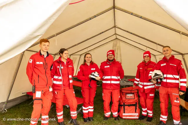 Mag. Dr. Daniela Angetter-Pfeiffer (2. von rechts) mit Ihrem Team vom Roten Kreuz Schwechat zeigt den KHD (Katastrophenhilfsdienst). | Foto: www.cine-motion.at / Ivanek
