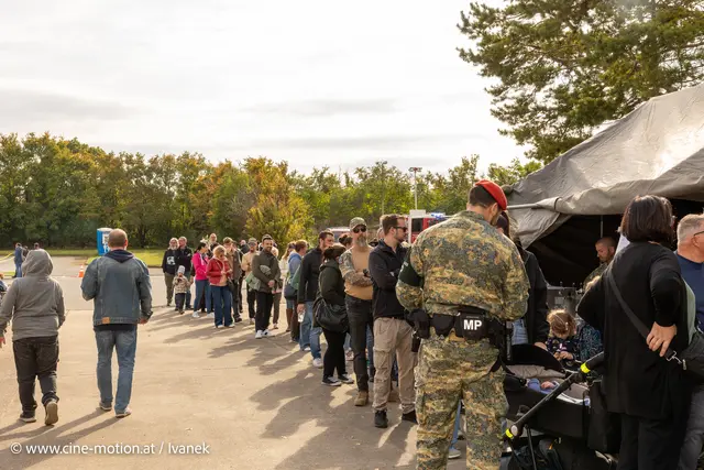 Zuerst mal Anstellen für die Essensbonausgabe. | Foto: www.cine-motion.at / Ivanek