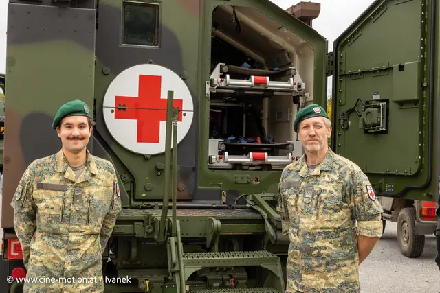 Rettungssanitäter Laurenz und DGKP/NF Sanitäter Jürgen zeigen Medical Service- Ambulanzgruppe des Heeres. Minen- und splittergeschütztes Fahrzeug. | Foto: www.cine-motion.at / Ivanek