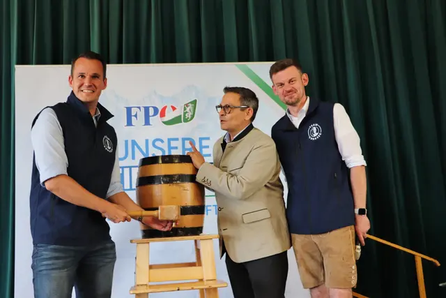 LAbg. Stefan Hermann, Gerald Grosz und Feldkirchens Vzbgm. David Wilfling beim Bieranstich | Foto: Edith Ertl