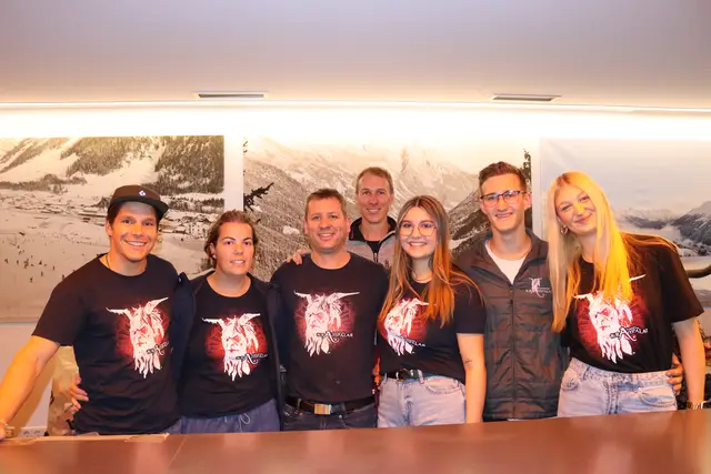 Die Arlbergpass Krampalar haben die Veranstaltung organisiert und natürlich fleißig mit angepackt, im Bild zu sehen sind von links: Jochen Gstrein, Patrizia Gstrein, Christoph Hafele, Georg Klimmer, Mia Klimmer, Obmann Daniel Hoffmann und Lena Sarlo.  | Foto: Elisabeth Zangerl