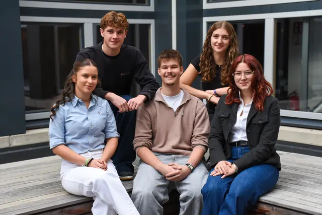 HLW Spittals Schülervertretung neu gewhält
v.l.n.r.
Franzsika Kuhnert, Florian Van der Haven, Schulsprecher Leonard Balukcic, Mira Angermann und Leonie Gradnitzer (erste Schulsprecher Stellvertreterin) | Foto: (c) hlwspittal 2025, mediateam Prof. Krämmer