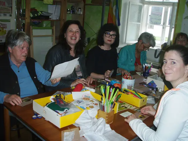 Frauen-Frühstück Nr.91 im Nov 2016: Wir gestalten Karten für das Erinnerungsprojekt "Never / Forget / Why" - es wurden 15.000 Karten in Erinnerung an ebenso viele in Theresienstadt internierte Kinder gestaltet. Sie waren im Wiener Rathaus ausgestellt. Initiatorin und Fachfrau: Anna Wexberg-Kubesch | Foto: Grüne Perchtolsdorf