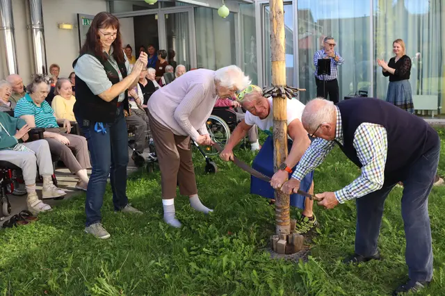 Franziska Hiden, Martha Dobreff, Gerhard Wippel und Franz Rumpf packten kräftig an | Foto: Gerhard Langmann