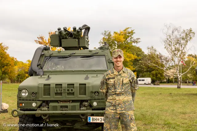 Wachmeister Marc S. zeigt hier den Husar Light Multirole Vehicle für die Aufklärung. | Foto: www.cine-motion.at / Ivanek