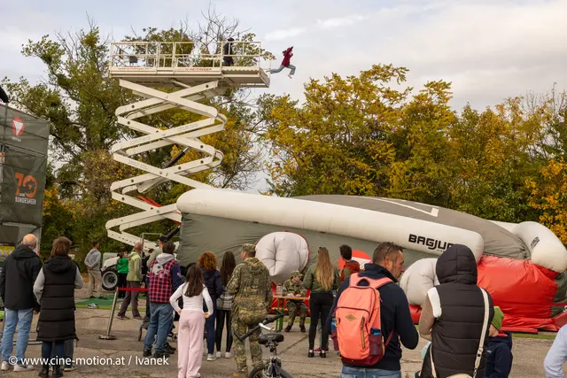 Springen aus luftigen Höhen - da gehört Mut dazu. | Foto: www.cine-motion.at / Ivanek