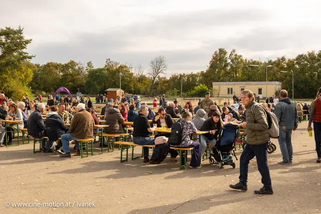 Die Besucher wurden hier mit Trinken und Essen reichhaltig versorgt. | Foto: www.cine-motion.at / Ivanek