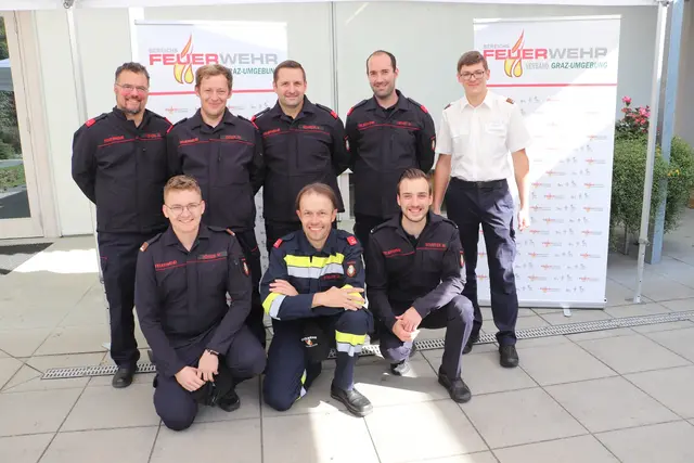 In Top-Form: die FF Frohnleiten mit Funker Mattias Zöhrer (1.R.li), der seine Kollegen das Rüstzeug der Funkerausbildung mitgab.  | Foto: Edith Ertl