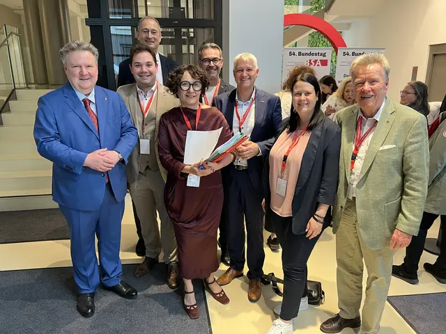 Kärntner Repräsentanz beim 54. BSA Bundestag in Wien 
v.l.n.r. Bgm. Michael Ludwig, Philipp Schober, Bundesstellenleiterin Elisabeth Fyayadh, Roland Mathiesl, Adi Lackner, Claudia Didl, Günter Pfeistlinger und BSA Bundesvorsitzender Andreas Mailath-Pokorny (hinten) | Foto: bsaspittal 2025
