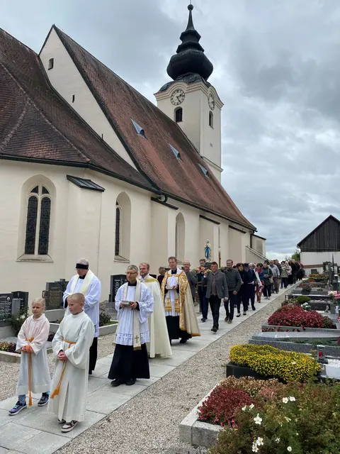 Die Prozession zog mit der feierlich geschmückten Muttergottesstatue im Anschluss an die Messe durch das Dorf.  | Foto: Pfarre St. Georgen am Ybbsfelde