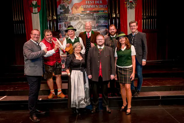 „Fest der Stimmen“-Organisator Wolfgang König, VolXBradler-Bandleader Robert Dominikus, Alphornbläser Alpklang Carinthia-Leiter Walter Regenfelder, LA Ruth Feistritzer, „Mister Volkskultur“ Richi Di Bernardo, MGV Scholle Haimburg-Chorleiter Lukas Joham, Wurzenpassklang-Chorleiter Gerit Melcher, Simona Travnik, Moderator Josef Rukavina.