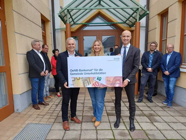 Neuer Bankomat der Österreichischen Nationalbank in Unterkohlstätten: Bürgermeister Christian Pinzker, Vizebürgermeisterin Vanessa Tuder und OeNB-Direktor Josef Meichenitsch | Foto: Christian Pinzker
