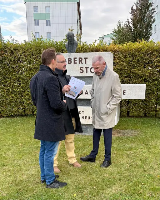 Gemeinderat Niki Dopler und Bürgermeister Klaus Schneeberger (beide ÖVP) im Gespräch mit Hannes Winkler, Siedlungssprecher in der Robert-Stolz-Siedlung. | Foto: Sascha Trimmel