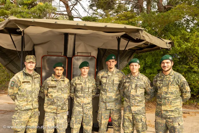 Diese Rekruten hier stehen vor der Feldküche 2000. | Foto: www.cine-motion.at / Ivanek