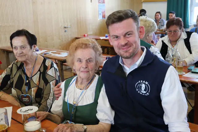 Vzbgm. David Wilfling mit seiner Oma (92) | Foto: Edith Ertl