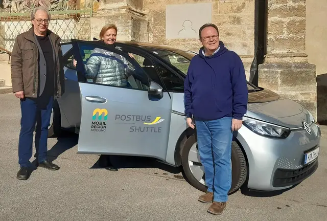 Hoffnungsfroh im Jahr 2021: Postbus Shuttle Wagen vor der Burg Perchtoldsdorf mit Christian Apl (damals VizeBGM), BGMin Andrea Kö, Betreiber Wolfgang Gasnarek:
©MGP Simsa | Foto: MGP Simsa