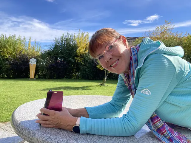 Monika, mit Karl Friessnegg, unsere Vereinsfotografin nimmt Stellung für das Gruppenbild ein.