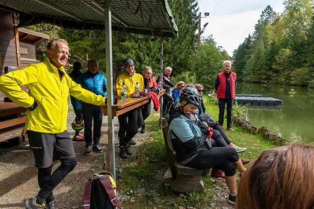 Obmann Wolfgang Berngruber ist sichtlich stolz auf Michaela Geiger und natürlich auch auf seine Vereins-Mitglieder. | Foto: Karl Friessnegg