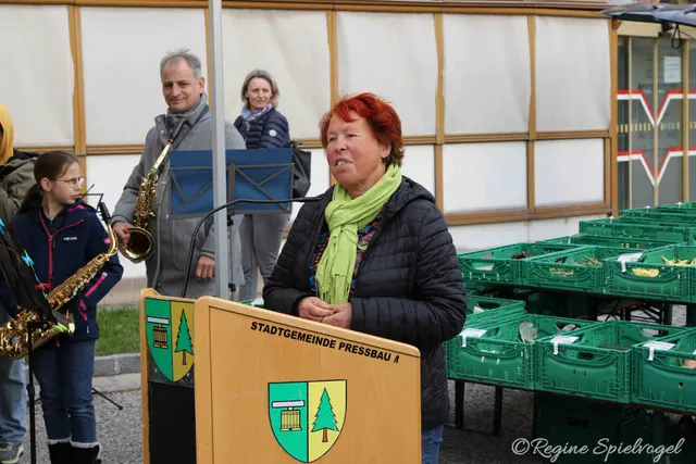 Vereins-Gründungsmitglied Gemeinderätin Christine Leininger erzählte von den anfänglichen Schwierigkeiten und Risiken bei der Gründung des Marktes vor bereits einem viertel Jahrhundert und freute sich über den langfristigen Erfolg.