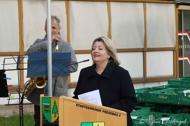  Ilse Slavik – Obfrau des Vereins – betonte in ihrer Rede zu Beginn des Festaktes, dass der Markt ein ganz besonderer Treffpunkt sei, auf welchem seit einem viertel Jahrhundert Regionalität, Qualität und Gemeinschaft großgeschrieben werde.